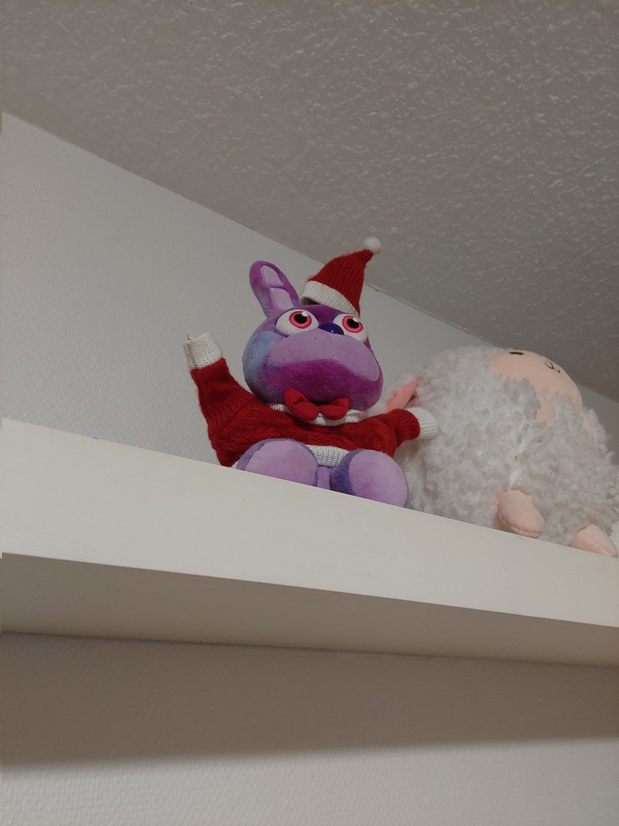 Good morning chattus mattus!!!⭐️🥹

Same time today as always, eh, EH? (5pm EEST)✨️🥂 
Also look at my christmas crisis chrisler bonnie isnt he cute..

🔴 twitch.tv/lumuli