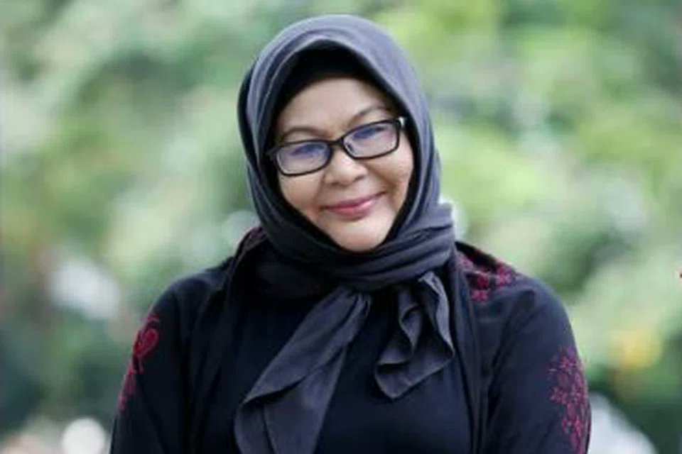 mynewshub's tweet photo. Erma Fatima Nasihat Menteri Pendidikan: “Kembalikan Anak-Anak Kita Kepada Agama”

Oleh Mynewshub 

KUALA LUMPUR, 15 Okt — Pelakon dan pengarah terkenal, Erma Fatima, menasihati Menteri Pendidikan, Fadhlina Sidek, berhubung siri kenyataan mengejutkan yang dikeluarkan menteri itu sejak kebelakangan ini, terutama selepas insiden tragis membabitkan pelajar perempuan, Zara Qarina.

Menerusi satu hantaran di media sosialnya, Erma meluahkan rasa terkejut terhadap tindakan menteri berkenaan yang didakwanya terlalu kerap memberi kenyataan, sehingga mengundang pelbagai reaksi dalam kalangan masyarakat.

> “Ehhhhhh YB ni suka buat terkejut-terkejut tau. Saya pun terkejut juga dengan statement YB dari kes Zara Qarina sampai hari ini. Mungkin YB pun terkejut sebab banyak kes serentak keluar,” tulisnya dengan nada sinis tetapi bersahaja.

Erma kemudian menasihatkan agar Fadhlina Sidek menumpukan usaha ke arah tindakan di peringkat akar umbi — dengan menggerakkan jentera Kementerian Pendidikan bagi memulihkan semangat dan jiwa pelajar.

> “Tak payah bagi statement dah YB, takut semua orang sakit jantung nanti. Apa kata YB kerah jentera YB buat kempen ke sekolah-sekolah tu… pulihkan jiwa anak-anak kita,” katanya lagi.

Tambahnya, langkah paling utama untuk mengatasi krisis moral dan emosi pelajar ialah mengembalikan mereka kepada ajaran agama dan nilai murni.

> “Formula pertama, kembalikan mereka pada agama. Sekadar bicara orang seni yang tak ada harganya pun. Jangan marah ya,” ujar Erma dengan nada merendah diri.

Kenyataan Erma itu mendapat perhatian ramai pengguna media sosial yang rata-ratanya bersetuju dengan pandangan beliau. 

Ramai menganggap teguran tersebut wajar, memandangkan masyarakat kini semakin gusar dengan peningkatan kes melibatkan remaja dan pelajar sekolah.

— MYNEWSHUB —

Berikut kenyataan penuh Erma Fatima yang dipetik dari akaun media sosial miliknya :

Ehhhhhh YB ni suka buat terkejut2 tau. Sy pun terkejut jugak dgn statement2 YB dr kes Zara Qarina sampai harini. 🫣🫣🫣Mungkin YB terkejut sbb byk kes serentak keluar yer. Tak pyh bg statement dah YB..takut semua org sakit jantung nanti. Apa kata YB kerah jer jentera YB buat kempen ke sekolah2 tu...pulihkan jiwa anak2 kita. Formula pertama KEMBALIKAN MEREKA PD AGAMA. Sekadar bicara orang seni yg tkde harganya pun. Jgn marah yer.🫡🫡

Sumber: Thread Erma Fatimah