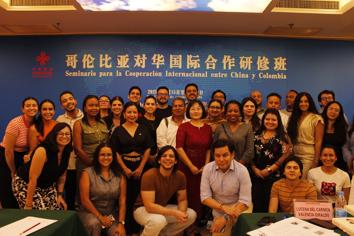 APCColombia's tweet image. En Haikou (China)🇨🇳una delegación colombiana participa en el Seminario Bilateral sobre Cooperación Internacional entre China y Colombia. Esta iniciativa, liderada por #APCColombia y @cidcaofficial, fortalecerá capacidades del país en gestión de cooperación.