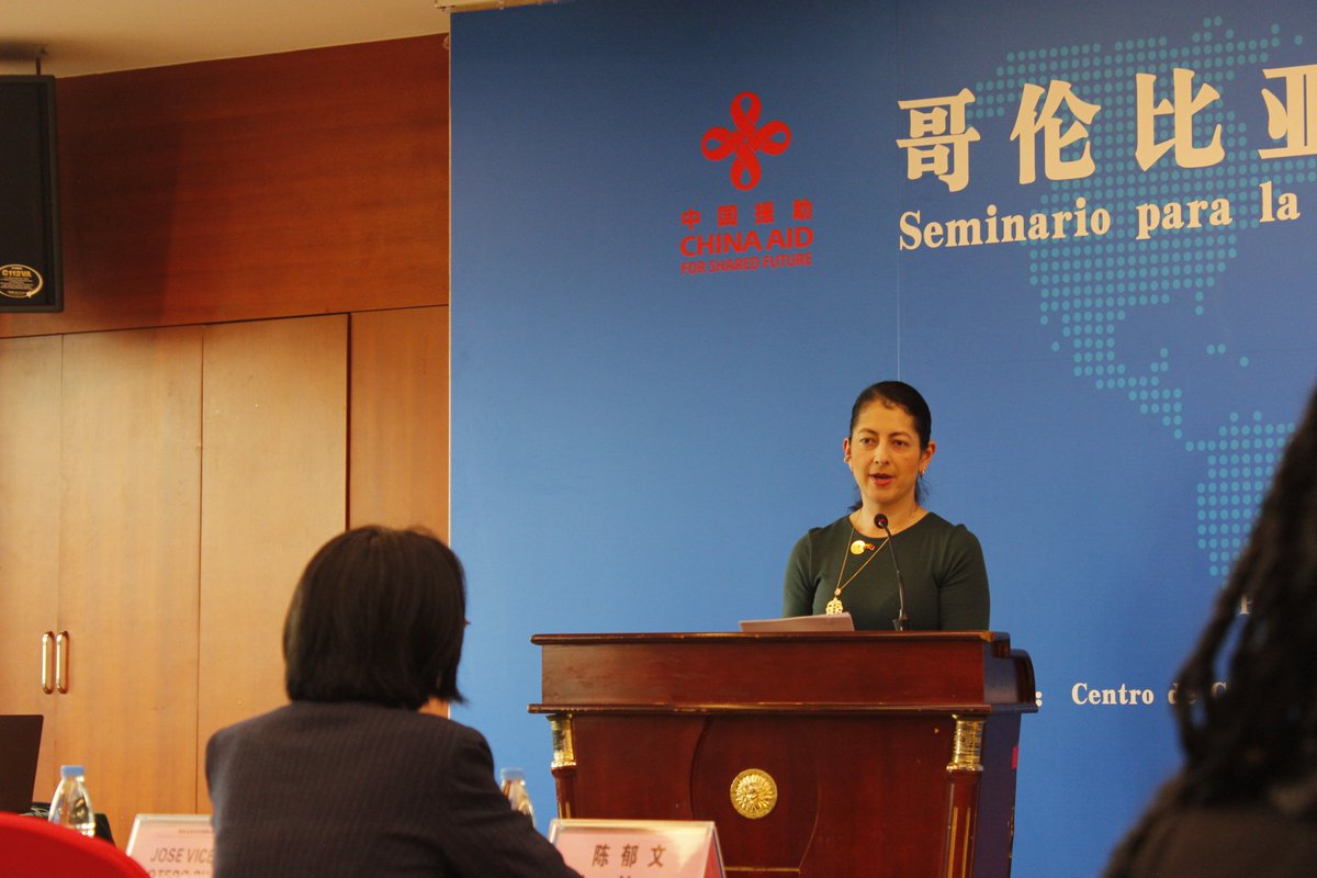 APCColombia's tweet image. En Haikou (China)🇨🇳una delegación colombiana participa en el Seminario Bilateral sobre Cooperación Internacional entre China y Colombia. Esta iniciativa, liderada por #APCColombia y @cidcaofficial, fortalecerá capacidades del país en gestión de cooperación.