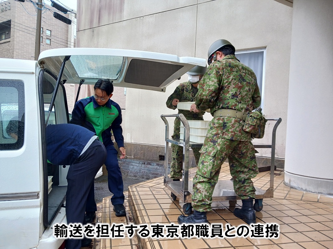 NFirstdivision's tweet photo. 【八丈島災害派遣⑭】
　１０月１５日（水）、第１師団生活支援隊は八丈島の大賀郷公民館において、１０００食分の給食支援活動を実施しました。
　師団は、引き続き八丈町の皆様に寄り添った生活支援活動を実施しています。
＃第１師団 ＃任務完遂 ＃八丈島 ＃災害派遣 https://t.co/7M0F18ygiO