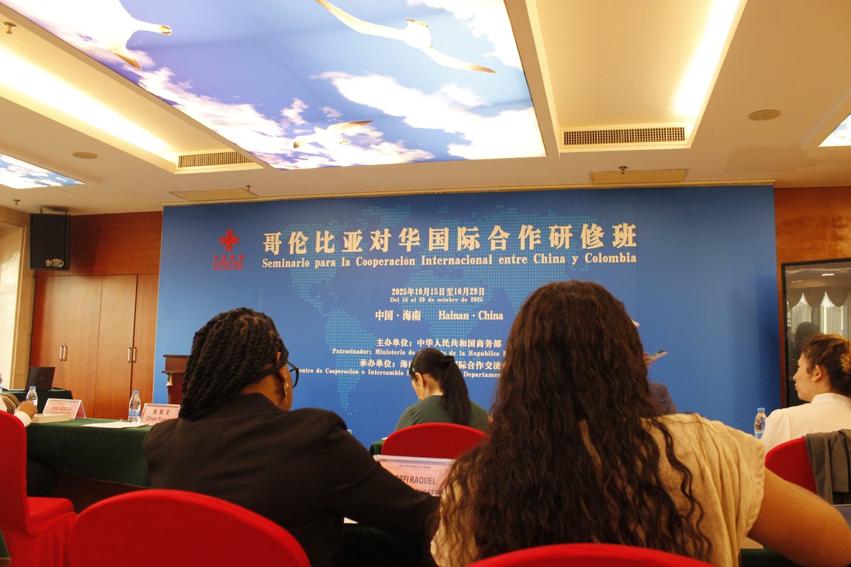APCColombia's tweet image. En Haikou (China)🇨🇳una delegación colombiana participa en el Seminario Bilateral sobre Cooperación Internacional entre China y Colombia. Esta iniciativa, liderada por #APCColombia y @cidcaofficial, fortalecerá capacidades del país en gestión de cooperación.