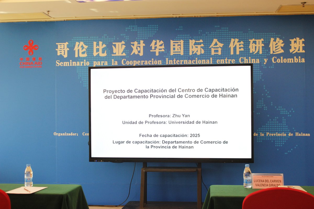 APCColombia's tweet image. En Haikou (China)🇨🇳una delegación colombiana participa en el Seminario Bilateral sobre Cooperación Internacional entre China y Colombia. Esta iniciativa, liderada por #APCColombia y @cidcaofficial, fortalecerá capacidades del país en gestión de cooperación.