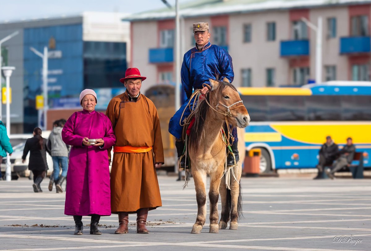 Увс аймагт цэргийн алба хаагаад ирж буй хүүгээ угтаж байгаа нь гэнэ. Утга төгөлдөр, сэтгэл өөдрөг сайхан дүр зураг. Эх орон гэдэг үзэл санаа ийм л хүмүүс дээр тогтож байдаг.