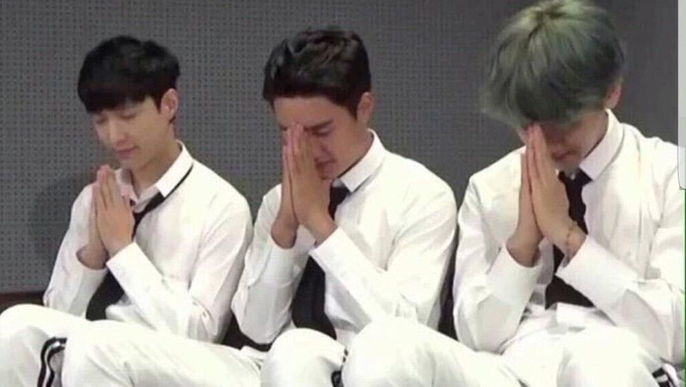 praying circle:

                    🕯        🕯
           🕯                          🕯
                    EXO OT9
       🕯️     COMEBACK     🕯
                     
          🕯                            🕯
                    🕯        🕯