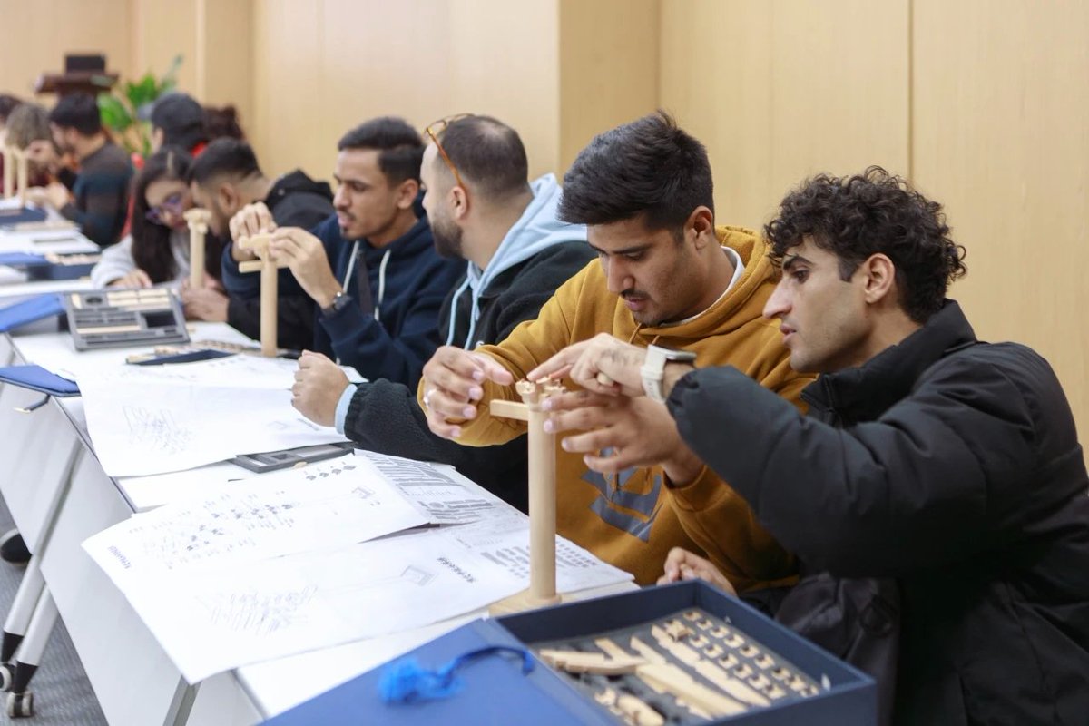 ShanxiDaily's tweet image. 光看古建筑不过瘾? 在山西省博物院，外籍博主和留学生纷纷上手体验拼接榫卯结构
#DiscoverShanxi
#AncientChineseArchitecture
#中国古建看山西
@artofarchitect @SpoxCHN_MaoNing @xuejianosaka @archi_tradition  @cultureCHN