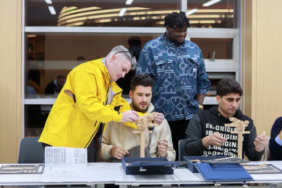 ShanxiDaily's tweet image. 光看古建筑不过瘾? 在山西省博物院，外籍博主和留学生纷纷上手体验拼接榫卯结构
#DiscoverShanxi
#AncientChineseArchitecture
#中国古建看山西
@artofarchitect @SpoxCHN_MaoNing @xuejianosaka @archi_tradition  @cultureCHN