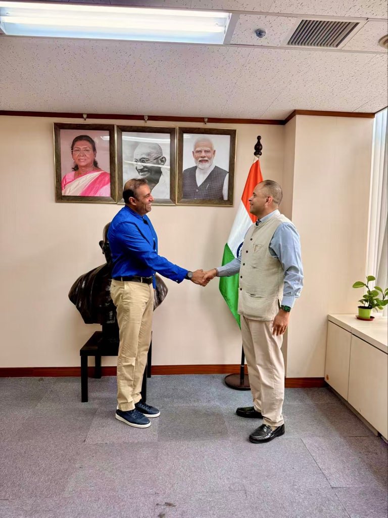 IndiaInShanghai's tweet image. 🇮🇳🏗️ #MakeInIndia | #InvestInIndia 🌏

CG @PratikMathur1 met Mr. Yash Tanwar of Saffron Builders (Tennessee, USA) for discussions on sourcing and supply-chain linkages from the Yangtze River Delta region in building materials, modular construction, and sustainable design