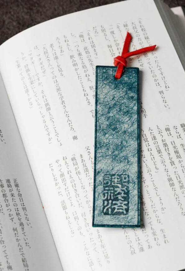 これほすぃ😍
京極夏彦先生デビュー30周年記念本革ブックカバー栞付き‼️
でもお値段が…
￥9,999😱