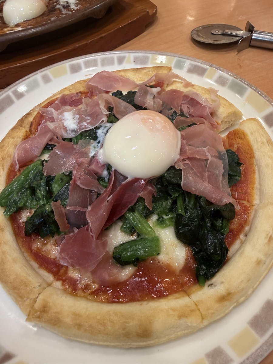 サイゼリヤ。

アレンジ
バッファローモッツァレラのマルゲリータピザ400円
+
ほうれん草のソテー200円
+
ハモン・セラーノ320円
+
半熟卵50円

970円（税込）
