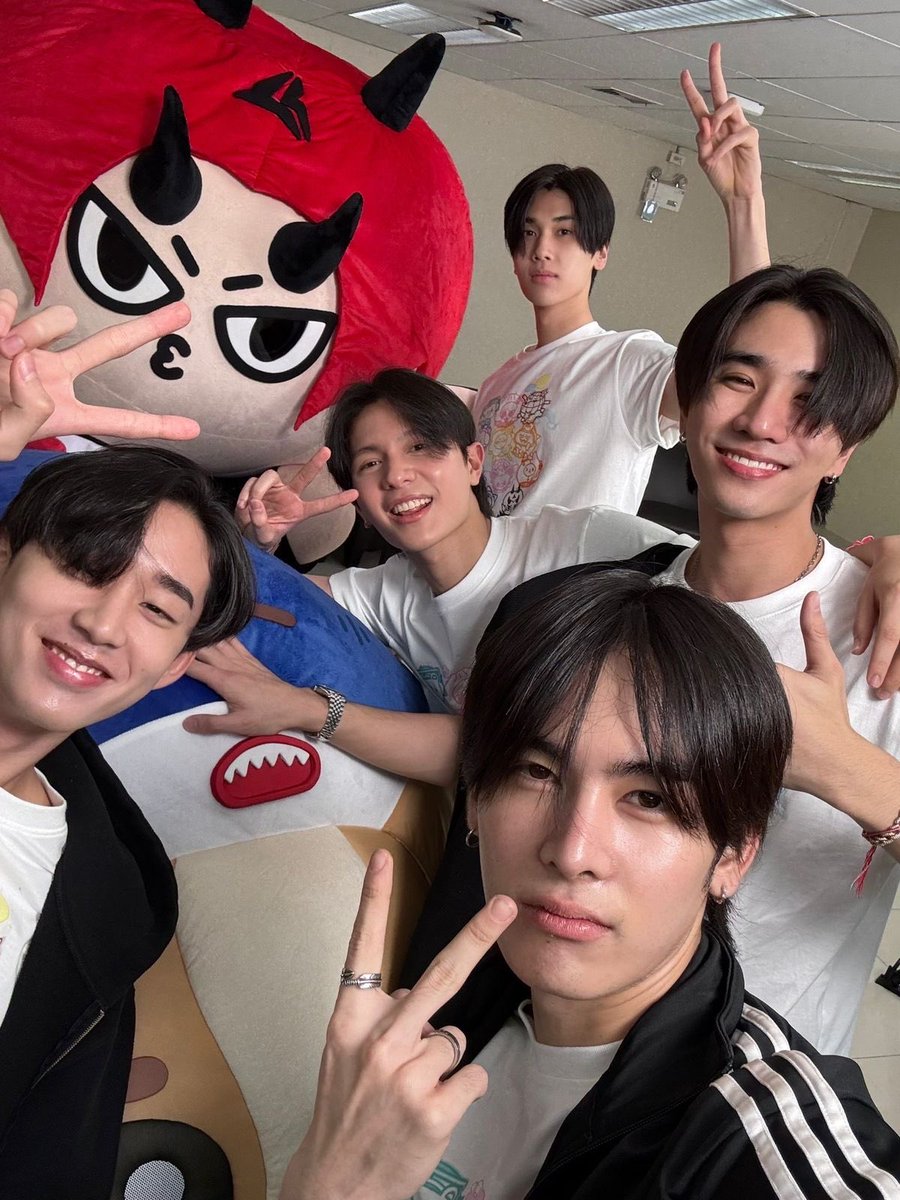 wubblybabe's tweet photo. ปะป๊าเป็นเพื่อนกัน ลูกก็เป็นเพื่อนกันด้วย ความสัมพันธ์วิลเลี่ยมเอสเพิร์ธแซนต้าน่ารักมากจริงๆ อยากเห็นสองคู่นี้พร้อมลูกๆไปออกงาน หรือมีรายการด้วยกันง่าา 🥺🩵🤏🏼

WESLEY AT FANIVAL D5
#GMMTVFANIVAL 
#DOMIIA #WESLEY 
#WilliamEst #PerthSanta https://t.co/DdRylHJtHj