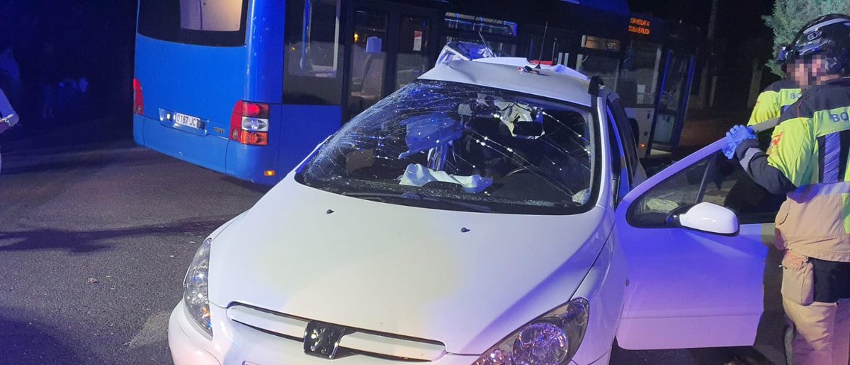 EmergenciaAvila's tweet image. Efectivos de #PolicíaLocalAv #BomberosAV @ProteCivilAvila @policia y @Salud_JCYL han intervenido este #martes en un accidente de #tráficoAV  ocurrido antes de las 20h en C/ Padre Tenaguillo entre un autobús urbano y un turismo, con 3 personas trasladadas al hospital