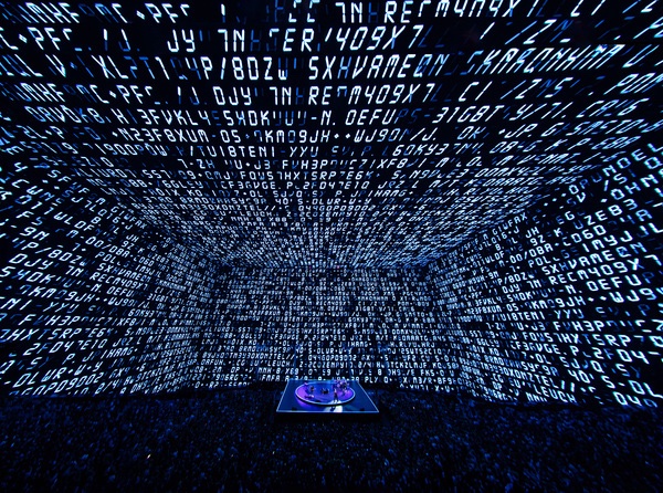 'SHAPE-SHIFTING.' #ICYMI 

<a href="/U2/">U2</a>.com #SubscribersSpecial

Ten films from <a href="/SphereVegas/">Sphere</a> made only for  U2.com subscribers.

u2.com/news/title/Ten…