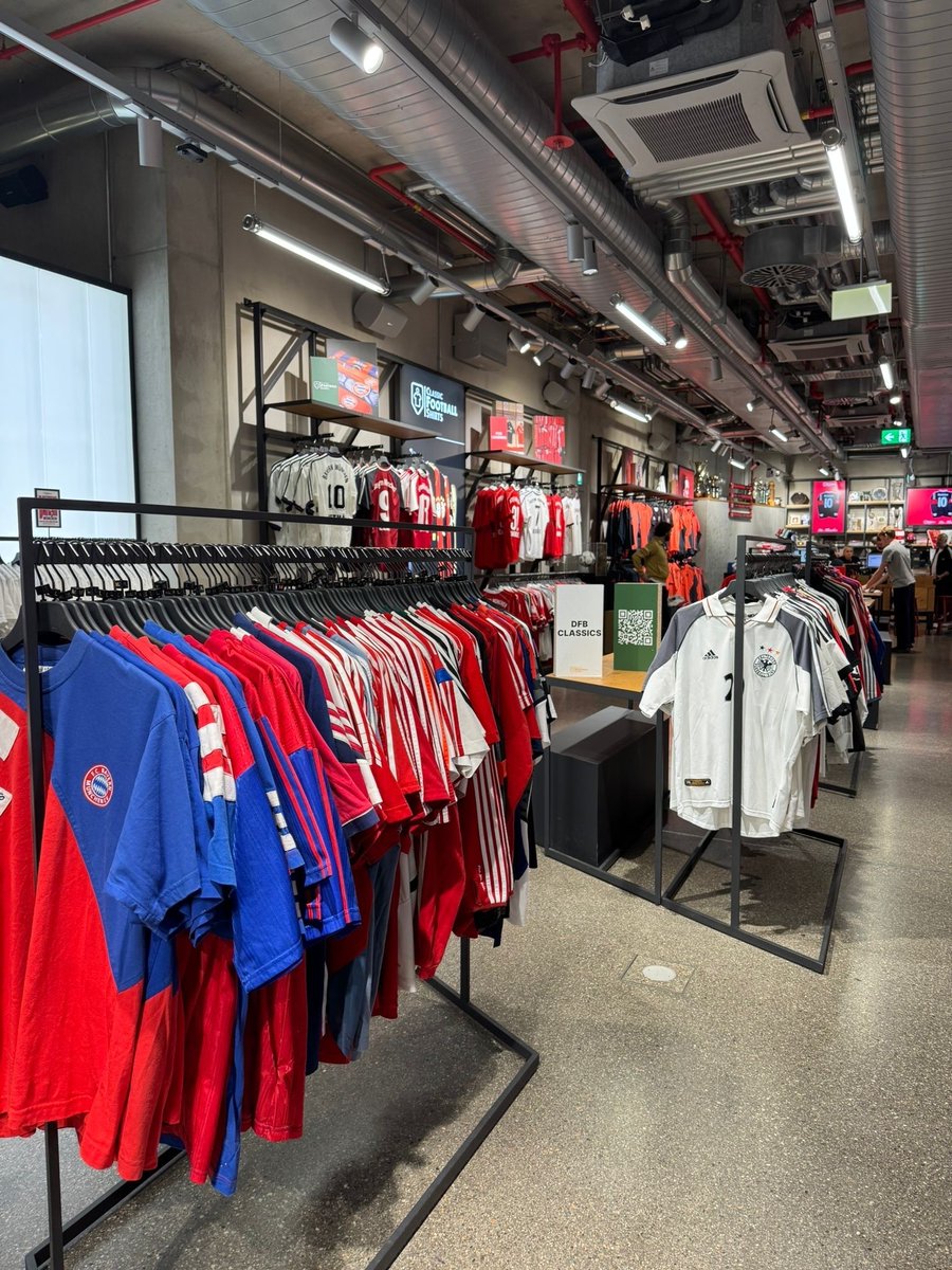 classicshirts's tweet photo. Bayern Munich Pop-Up 🇩🇪

We have teamed up with @FCBayern for a pop-up in their flagship store in Munich, with thousands of classics available to buy as well as some rare pieces from the CFS Vault on display!

🗓️15th-23rd October
📍FC Bayern World Flagship Store, Weinstraße 7, 80333 München (Basement Floor)
⏰ Mon–Sat 10am–8pm, Sun closed