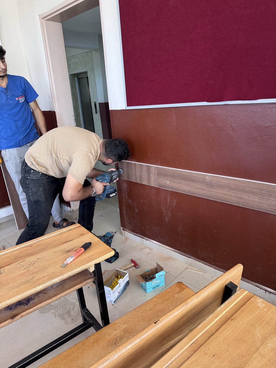 Okulumuzun eksiklerini gideriyor, daha güvenli ve güzel bir öğrenme ortamı için tadilat çalışmalarımızı sürdürüyoruz.