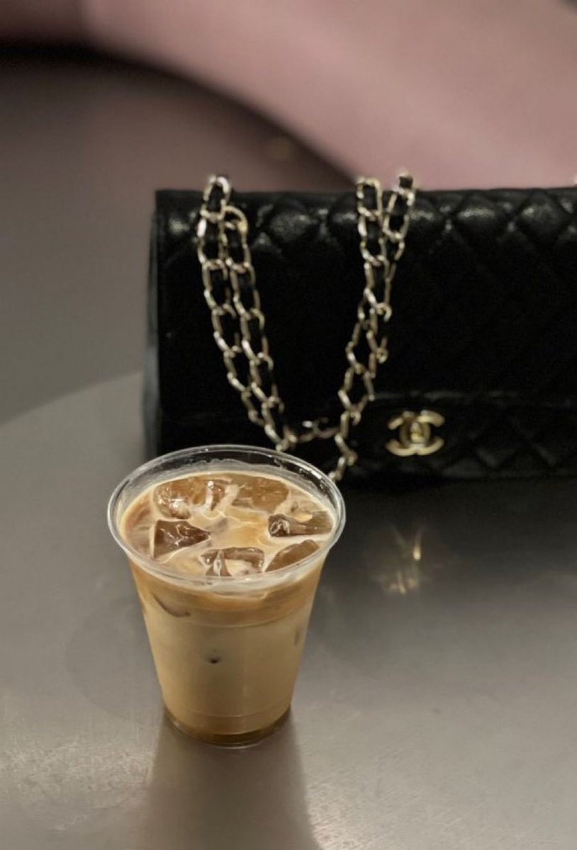 لاتنشغل في واحدٍا مادرى عنك
ولاترتجي من فاقد الشي يعطيه
:
ولاتنتظر شيٍٍ خذاه  الزمن  منك
اللي خداه  الوقت  لا عاد ترجيه
:
ولاتخاوي  اللي معدنه غير معدنك
نفسك  لاتلحقها  العتب والمشاريه