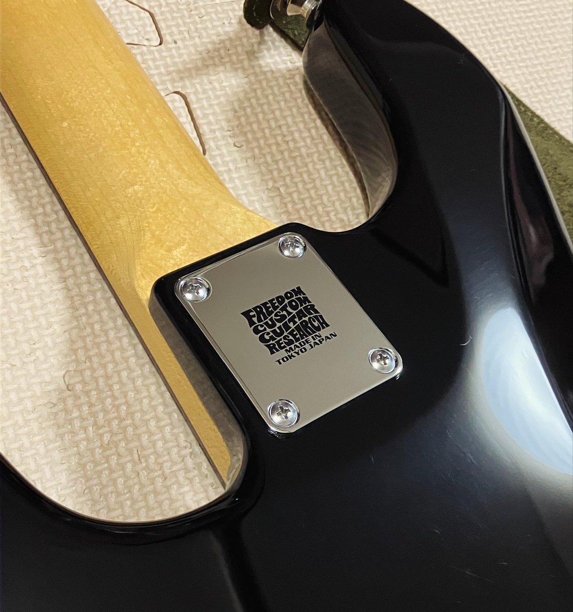 nabecolobass's tweet photo. プレベのジョイントプレートをfreedomの厚さ2mmのに変更！

3mmと迷ったけど、メーカーの説明やYouTube配信なんかを参考に2mmに決定！

劇的な変化ではないけど、音の重心がほどよく下がってくれて今までよりもローポジションを弾くのが気持ちいい

大満足な結果となりました https://t.co/oTk6UZvja0