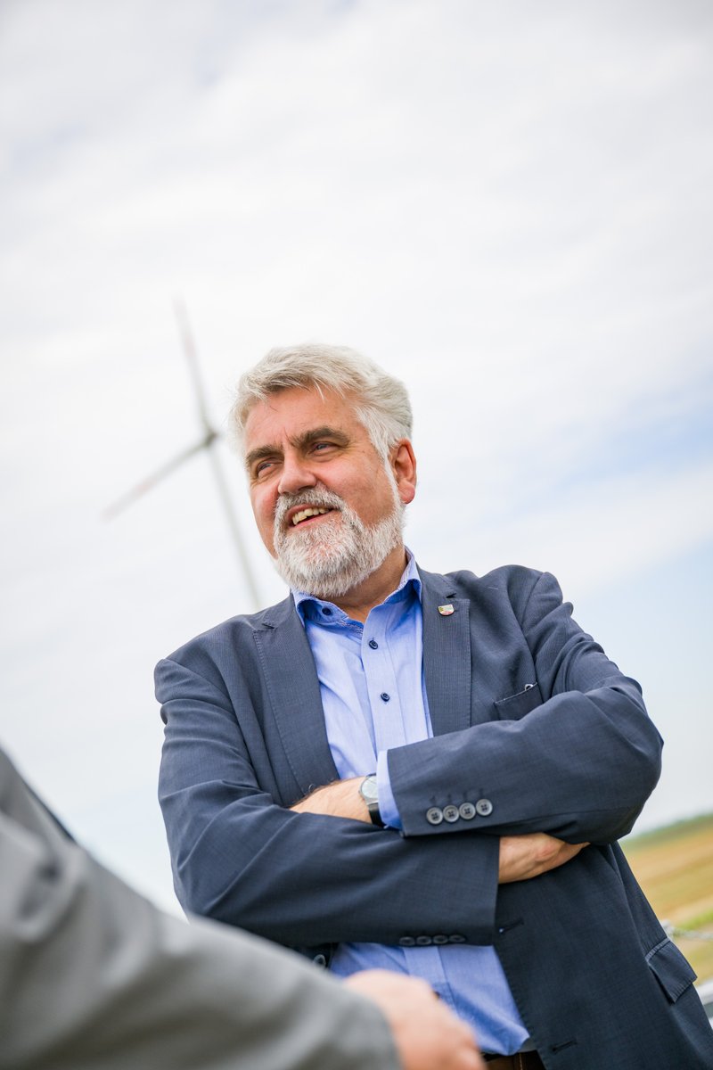 MWU Sachsen-Anhalt (@mwu_lsa) on Twitter photo Wie geht es weiter mit dem Windkraftausbau in #SachsenAnhalt? Energieminister <a href="/WillingmannA/">Armin Willingmann</a> wird heute in der MDR-Sendung "Fakt ist!" gemeinsam mit weiteren Gästen darüber diskutieren. Ab 20.15 Uhr im TV und beim MDR im Livestream. Weitere Infos:
mdr.de/fakt-ist/redak… Wie geht es weiter mit dem Windkraftausbau in #SachsenAnhalt? Energieminister <a href="/WillingmannA/">Armin Willingmann</a> wird heute in der MDR-Sendung "Fakt ist!" gemeinsam mit weiteren Gästen darüber diskutieren. Ab 20.15 Uhr im TV und beim MDR im Livestream. Weitere Infos:
mdr.de/fakt-ist/redak…