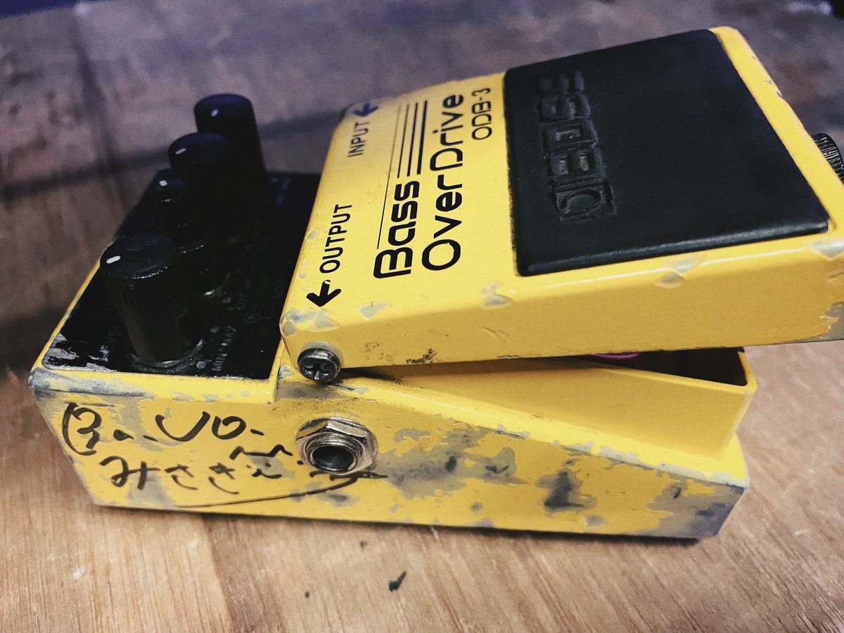 michan_628's tweet image. エフェクターを使い切ったという概念があればこれがそれなのかもしれない…

ネジが曲がっていたりゴムやバネが崩壊しておりますが音はなんとか出ます。
本日のFC限定ワンマンのビンゴ大会の景品に出すので是非ゲットしてねっ🎁