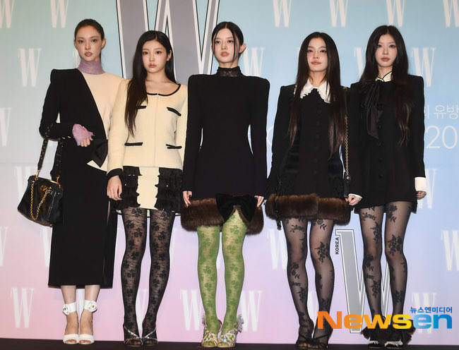 오늘릿님들 공주님처럼꾸몄음에도불구하고 어딘가오싹하고 틈이없어보이고 무감각이디폴트인 다섯자매같아서 소름끼치게조훔,훔