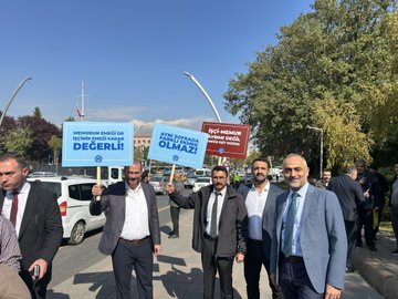 First image shows a man in a cap and jacket holding a black sign reading 3600 EK Gosterge Istiyoruz near a government building with Turkish flag, surrounded by other people and vehicles on a sunny day. Second image depicts several men in suits holding blue and red signs with messages like MEMUR EMEKLI ARTISI YOK SAĞLIK EMEĞİ and ÖĞRETIM EMEĞİ, standing in an open area with trees and flags. Third image features a man in a blue jacket holding a white sign reading EK ZAM VE REFAH PAYI ISTIYORUZ near trees and a speaker setup in a grassy area. Fourth image shows a group including a man in a red vest holding a sign reading ENFLASYONA KARŞI BİRLİK OL and another with MEMUR EMEKLİSİ, near trees and a speaker on grass.