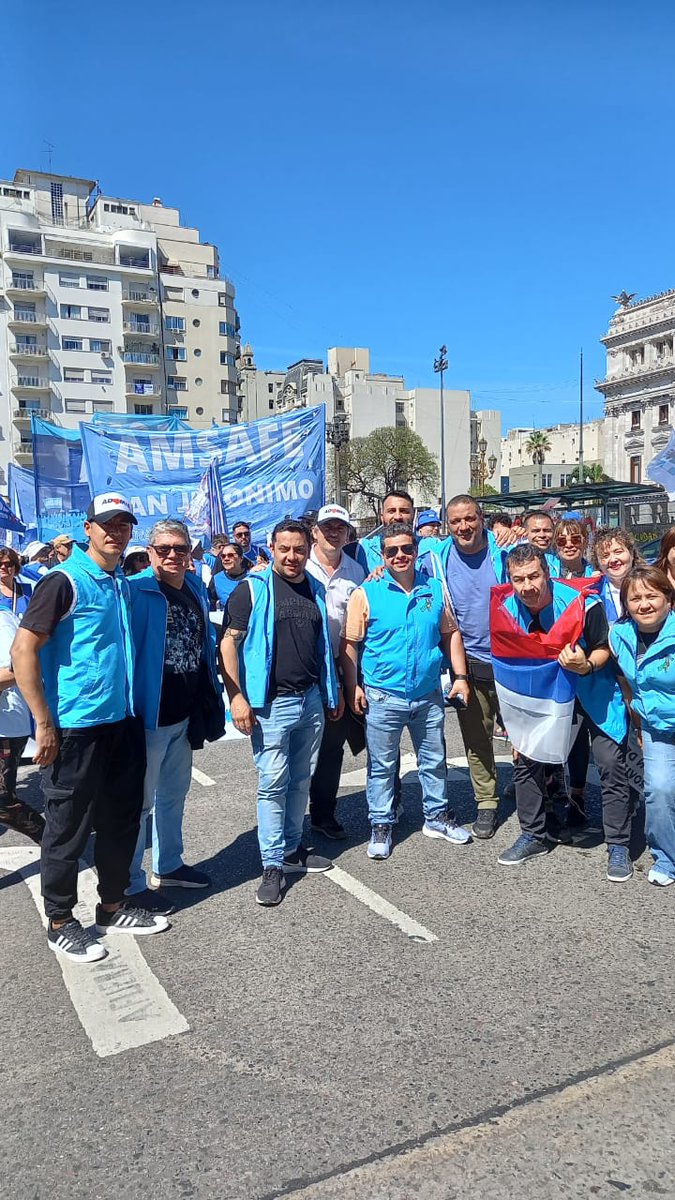 El Sec Gral de la UDPM <a href="/grillo141/">Ruben Dario</a> junto a miembros de CD y delegados, participaron en Buenos Aires de la Marcha Federal en defensa de la Escuela Pública. Por mayor presupuesto con nueva ley de financiamiento educativo, inmediata restitución del FoNID y Paritaria Nacional.