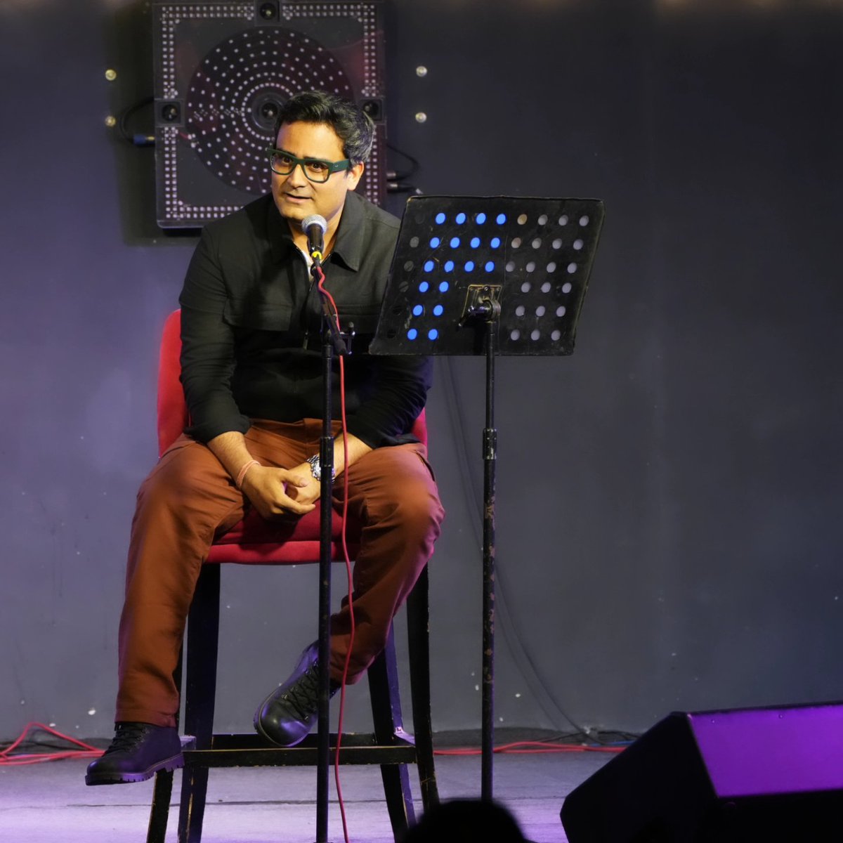 Here’s a glimpse from our recent live storytelling show, where fear turned poetic and every heartbeat echoed with suspense.
Because true storytelling doesn’t just entertain — it makes you feel the unknown. 
#Storytelling #Horror #BhayGatha #Imagination #LiveShow #SudhanshuRai