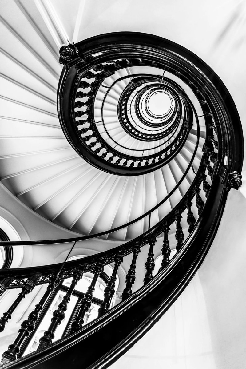 GM ☕️☀️ 
The Spiral🌀 
on SuperRare💎

Sometimes all we need is a bit of light to lift our mood…

A feeling of infinity in the stairways of a beautiful building combining a historical architectural structure with modern interior design.

Details and link in the comments  (1/4)