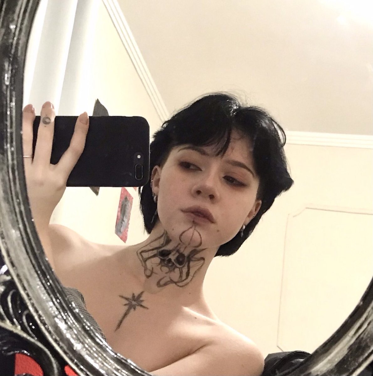Nada pra fazer então copiei a tatuagem daquela moça lá com cara de coitada
