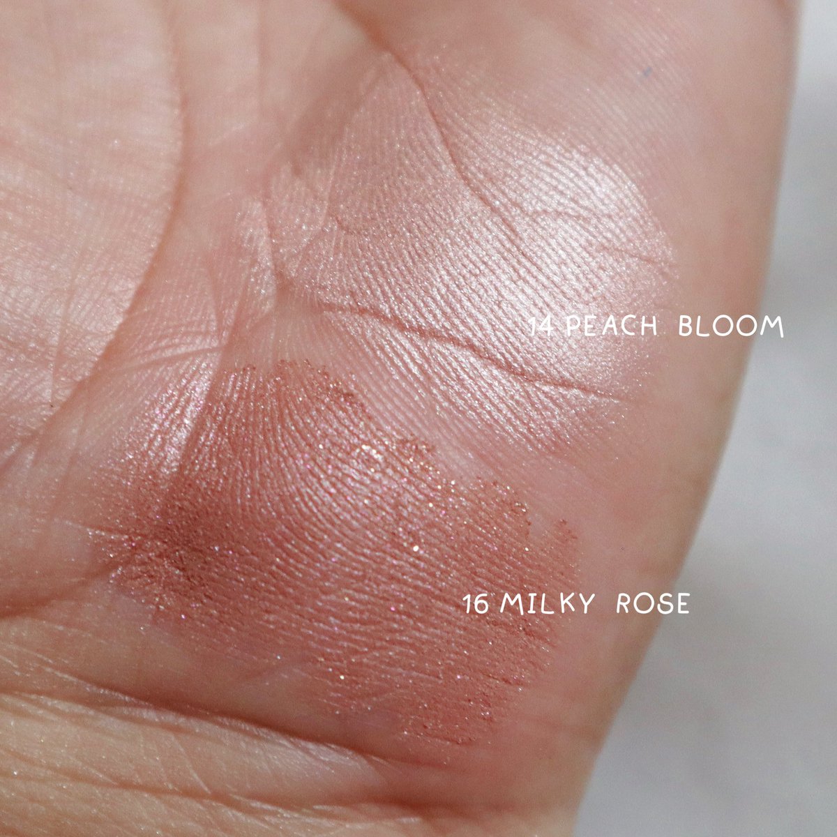 thisisoleang's tweet image. ตั้งแต่รู้จักดินสอเขียนดอลลี่อาย Too cool for school ก็โดนตกแบบไม่รู้ตัว เขียนดอลลี่อายแบบง่ายมาก เนื้อดินสอนุ่มละมุน สีสวย งอกสีใหม่เรื่อยๆเลย เค้ามีให้หลายเฉด​ ใครชอบสีไหนแนวไหนก็ไปจัดได้เลย ใช้เป็น ไฮไลท์หรืออายแชร์โดวได้ด้วยนะ ล่าสุดค้นพบว่า เบอร์16 สีใหม่…