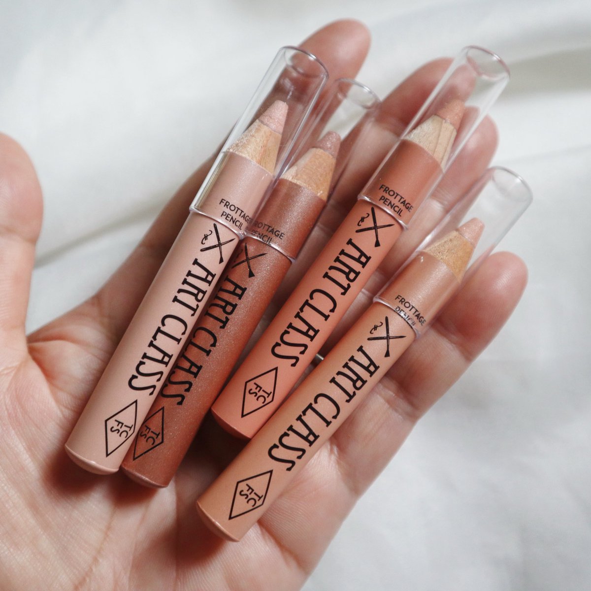 thisisoleang's tweet image. ตั้งแต่รู้จักดินสอเขียนดอลลี่อาย Too cool for school ก็โดนตกแบบไม่รู้ตัว เขียนดอลลี่อายแบบง่ายมาก เนื้อดินสอนุ่มละมุน สีสวย งอกสีใหม่เรื่อยๆเลย เค้ามีให้หลายเฉด​ ใครชอบสีไหนแนวไหนก็ไปจัดได้เลย ใช้เป็น ไฮไลท์หรืออายแชร์โดวได้ด้วยนะ ล่าสุดค้นพบว่า เบอร์16 สีใหม่…