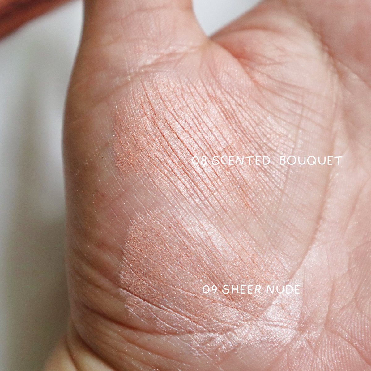 thisisoleang's tweet image. ตั้งแต่รู้จักดินสอเขียนดอลลี่อาย Too cool for school ก็โดนตกแบบไม่รู้ตัว เขียนดอลลี่อายแบบง่ายมาก เนื้อดินสอนุ่มละมุน สีสวย งอกสีใหม่เรื่อยๆเลย เค้ามีให้หลายเฉด​ ใครชอบสีไหนแนวไหนก็ไปจัดได้เลย ใช้เป็น ไฮไลท์หรืออายแชร์โดวได้ด้วยนะ ล่าสุดค้นพบว่า เบอร์16 สีใหม่…