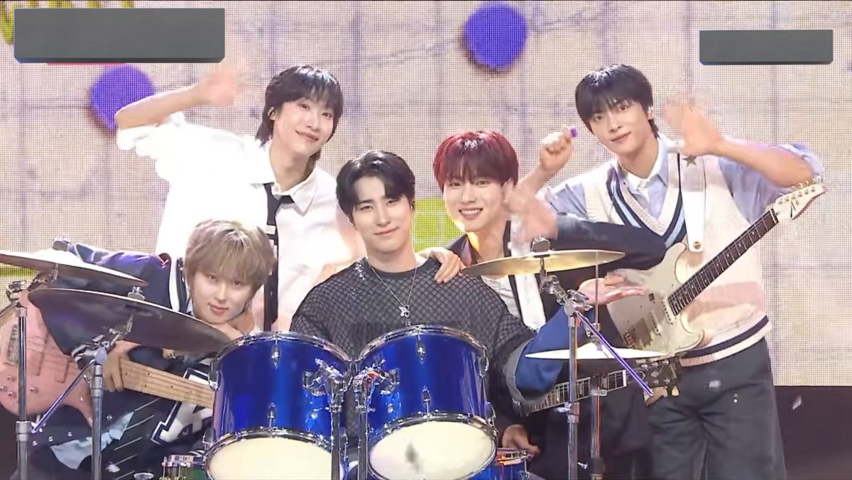 원위 1위 기념으로 동네방네 소문내야겟다
우리 밴드맨들 각자의 색으로, 팀의 색으로 열심히 달리고 있는거 너무 멋있고 늘 응원하구🥹 너뮈행복해서울엇어진짜...