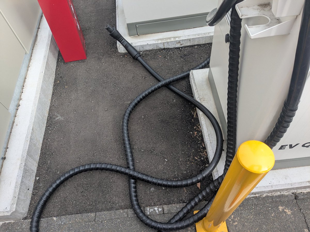 demio3333's tweet image. FLASHさんに報告
NACS側のノズルが落ちて放置されていました。
固定位置に戻した時に、ノズルから雫がたらりとこぼれ。
私が充電中にまた落ちたので、フックか何かで固定出来る方が良いかと思います。
#FLASH
#NACS