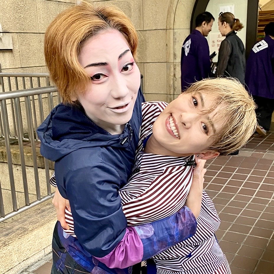 oskrevue's tweet photo. #名古屋をどりNEO傾奇者
観劇させていただきました！
圧巻のエンタメパワーに大興奮💨
そして名古屋公演をさせていただいた時も感じましたが、お客様も熱い🔥
最っ高に楽しかったです‼️
春日井市公演ますます楽しみになりました♡

お支度途中のちゅうちゅうと📸

#OSK日本歌劇団
#翼和希
#華月奏 https://t.co/TWc54Jxmt4