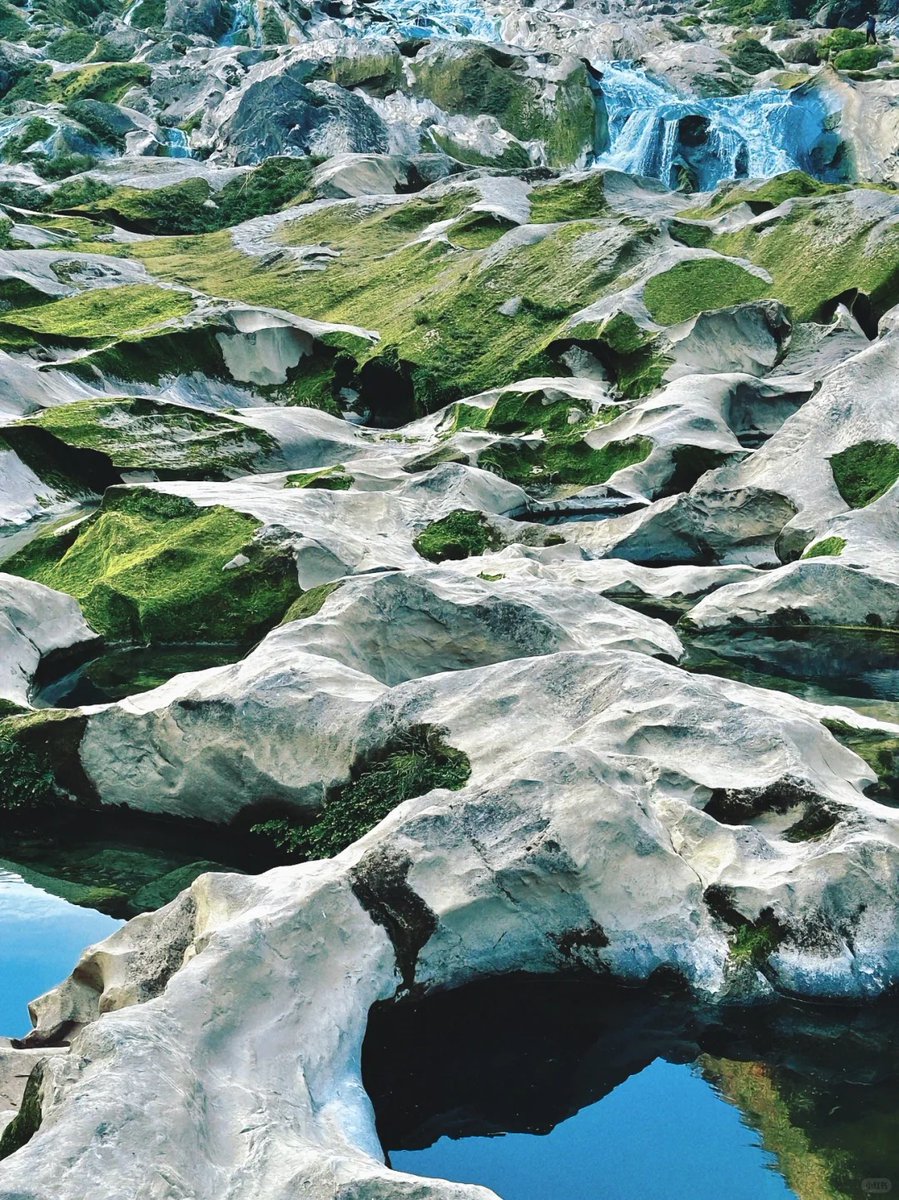 IMTAOFFICIAL's tweet photo. A Two-Million-Year Earth Imprint: Exploring the Glacial Potholes of Guanling, #Guizhou🌿🌊

Throughout Earth’s long geological history, glaciers have been among its most powerful sculptors. Carrying rocks and sediments as they moved slowly through mountains and valleys, they carved circular or oval depressions into the bedrock over immense spans of time. These formations, known as glacial potholes, are natural wonders created by the swirling and erosive forces of ancient glacial meltwater.

In the mountainous southwest of #Guizhou Province, the #Beipan River, a tributary of the #Wujiang River, winds through deep gorges flanked by towering limestone cliffs. Hidden within this seemingly ordinary karst landscape lies a geological marvel that transcends epochs: the Guanling Glacial Pothole Site.

Geologists believe that roughly two million years ago, this area experienced strong glacial and fluvial erosion. As the climate shifted dramatically, meltwater and sediments worked together over millennia to sculpt this extraordinary landscape. Today, the Guanling glacial potholes offer invaluable insights into paleoclimatic and geomorphological changes in #Asia’s low-latitude regions.

The Huajiang Gorge serves as the main route to the site. As you hike through, the mountain winds brush past your ears, and beneath your feet lie the smooth rock surfaces still bearing the marks of ancient water eddies. For mountain trekkers and geology enthusiasts alike, this route combines the beauty of nature with the thrill of discovery—a journey where you can admire cascading waterfalls and karst peaks while tracing the tangible imprints of glaciers from two million years ago.

📸Image Source: @youlin, @狗筒媳, @寻迹 from RedNote

Editor Ⅰ: Yuli
Editor Ⅱ: Helen
Editor Ⅲ: Liu Guosong

#IMTA #MountainTourism #GlacialPothole #GeologicalHeritage #MountainTravel #HuajiangGorge #Geotourism #ChinaNature
