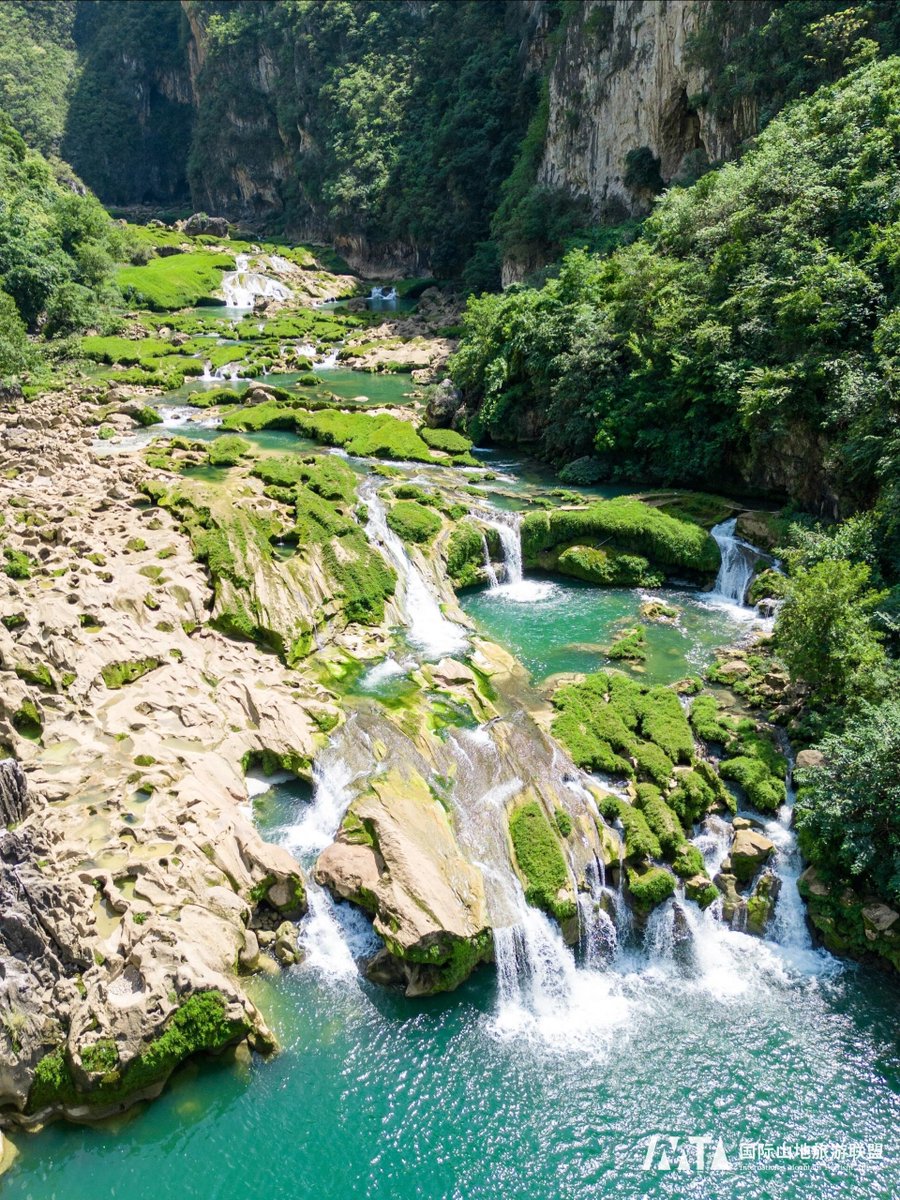 IMTAOFFICIAL's tweet photo. A Two-Million-Year Earth Imprint: Exploring the Glacial Potholes of Guanling, #Guizhou🌿🌊

Throughout Earth’s long geological history, glaciers have been among its most powerful sculptors. Carrying rocks and sediments as they moved slowly through mountains and valleys, they carved circular or oval depressions into the bedrock over immense spans of time. These formations, known as glacial potholes, are natural wonders created by the swirling and erosive forces of ancient glacial meltwater.

In the mountainous southwest of #Guizhou Province, the #Beipan River, a tributary of the #Wujiang River, winds through deep gorges flanked by towering limestone cliffs. Hidden within this seemingly ordinary karst landscape lies a geological marvel that transcends epochs: the Guanling Glacial Pothole Site.

Geologists believe that roughly two million years ago, this area experienced strong glacial and fluvial erosion. As the climate shifted dramatically, meltwater and sediments worked together over millennia to sculpt this extraordinary landscape. Today, the Guanling glacial potholes offer invaluable insights into paleoclimatic and geomorphological changes in #Asia’s low-latitude regions.

The Huajiang Gorge serves as the main route to the site. As you hike through, the mountain winds brush past your ears, and beneath your feet lie the smooth rock surfaces still bearing the marks of ancient water eddies. For mountain trekkers and geology enthusiasts alike, this route combines the beauty of nature with the thrill of discovery—a journey where you can admire cascading waterfalls and karst peaks while tracing the tangible imprints of glaciers from two million years ago.

📸Image Source: @youlin, @狗筒媳, @寻迹 from RedNote

Editor Ⅰ: Yuli
Editor Ⅱ: Helen
Editor Ⅲ: Liu Guosong

#IMTA #MountainTourism #GlacialPothole #GeologicalHeritage #MountainTravel #HuajiangGorge #Geotourism #ChinaNature
