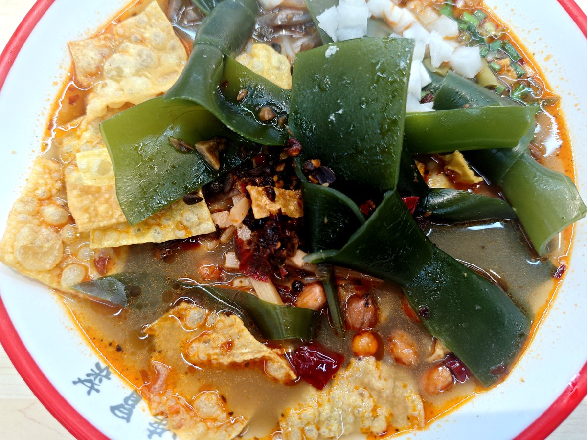 和食堂的阿姨混熟了
阿姨說昨天的海帶結做太鹹了 今天就贈送了一份三塊錢的海帶結🥹謝謝阿姨