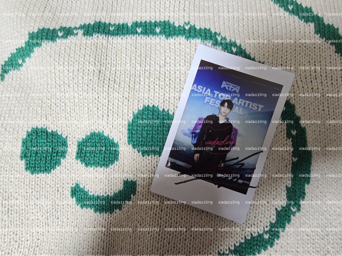 아타페 싸인폴라가 왔어😭
공연전에 찍은걸까 
차렷! 자세로 꼿꼿하게 찍은 내새꾸🤲🏻
너무 귀여워 뒤지버리겠다🤲🏻🤲🏻🤲🏻
싸인도 왕크게 해준 왕자님 사랑해요
루브르박물관에 전화해야할것 같은
조각상 미모로 찍어줬어😭
감사합니다 정말~