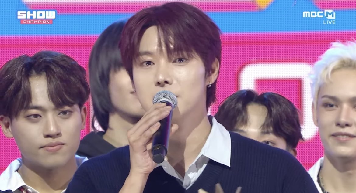 keitadj3's tweet photo. #ONEWE、SHOW CHAMPION でデビュー初の1位おめでとう🎊

2015年デビューだが、RBWへ移籍し、18年ONEWEで再デビューした。グループ名には「世界を照らす私達の力で真の１つを作成する」という意味が込められている
#ONEWE1stWin 
#MAZE1stWin https://t.co/h3athhUEb9
