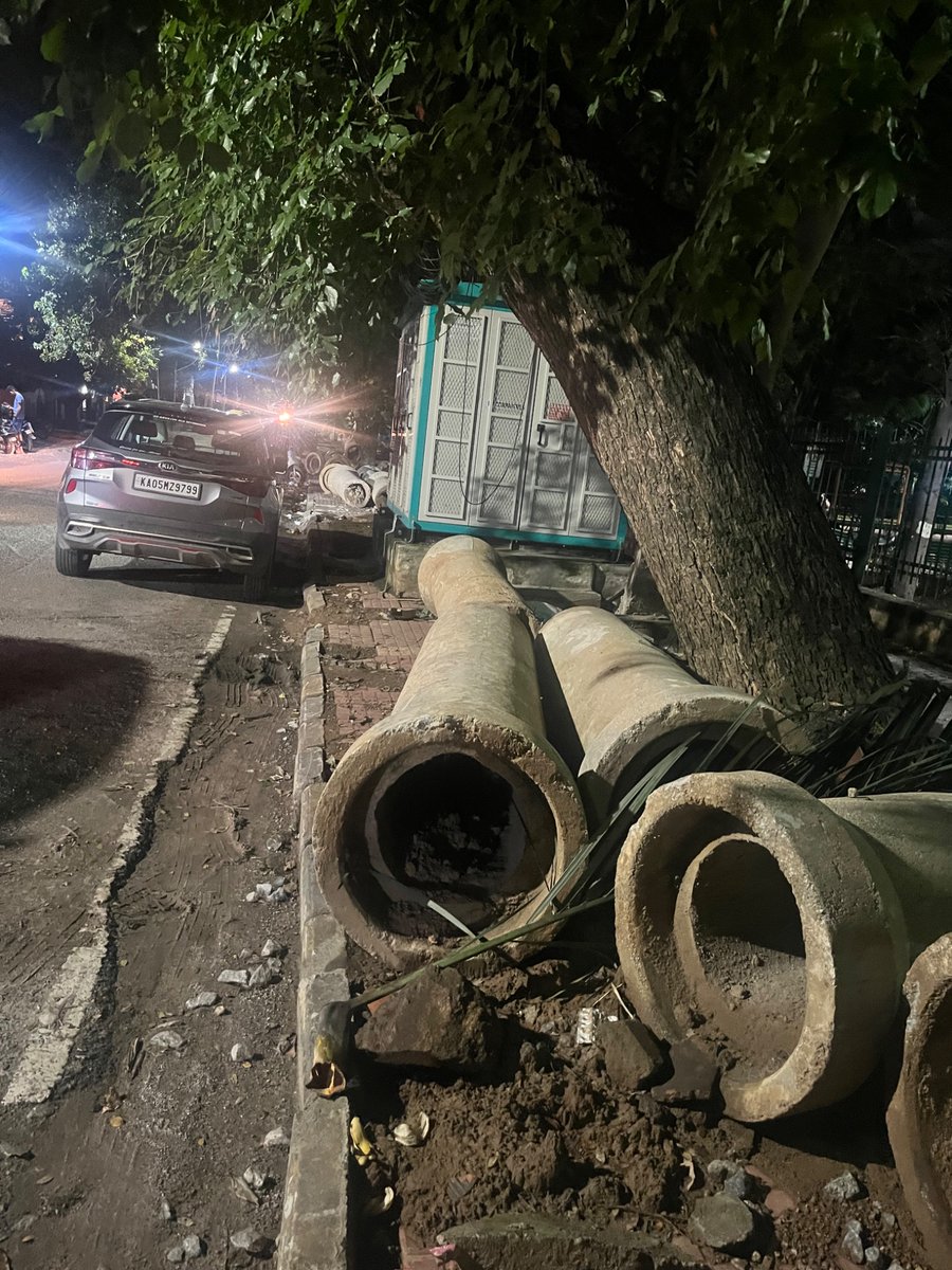 gsuhasg's tweet photo. BBMP/BWSSB please have these cleared. They are obstructing the footpath near Brindavan garden 7th main #Jayanagar 4th block for past several months. The elderly of the area need a safe footpath to walk on. @Offtejasvisurya @DKShivakumar @CKRBJP https://t.co/5kKjbyMiNE