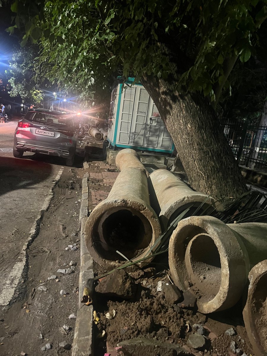 gsuhasg's tweet photo. BBMP/BWSSB please have these cleared. They are obstructing the footpath near Brindavan garden 7th main #Jayanagar 4th block for past several months. The elderly of the area need a safe footpath to walk on. @Offtejasvisurya @DKShivakumar @CKRBJP https://t.co/5kKjbyMiNE