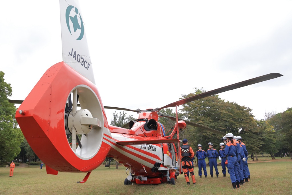 【船橋市消防局航空連携訓練】
令和７年１０月１４日に千葉県立行田公園で千葉市消防局航空隊との連携訓練を実施しました。
消防車からヘリコプターに水を送り、上空から放水する訓練と、上空での情報収集訓練を実施し、実災害に向けて千葉市消防局航空隊との連携を強化する貴重な機会となりました。