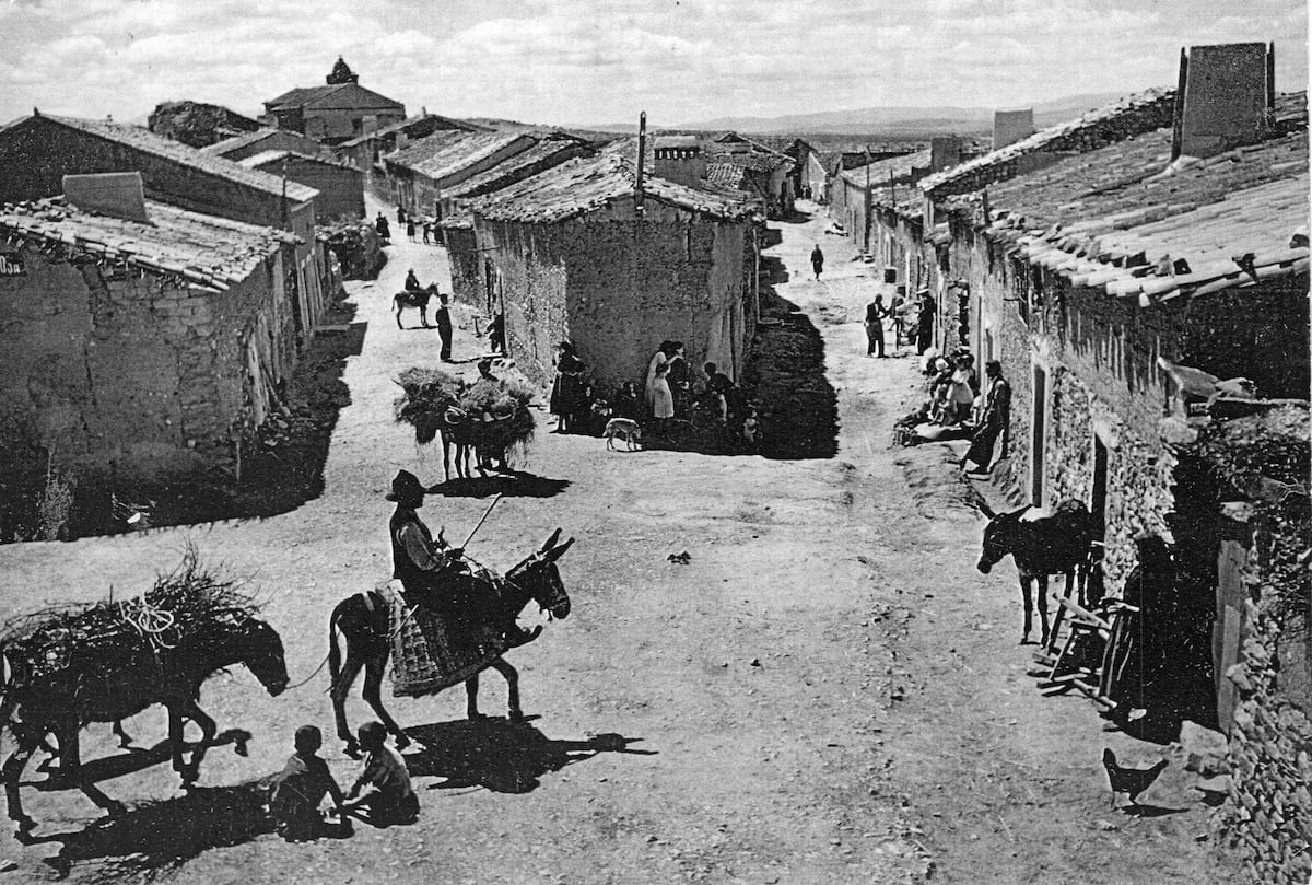 Así era un pueblo extremeño en los 50, yo como mucho viviría en un cohozo e iría al rebusco de la aceituna