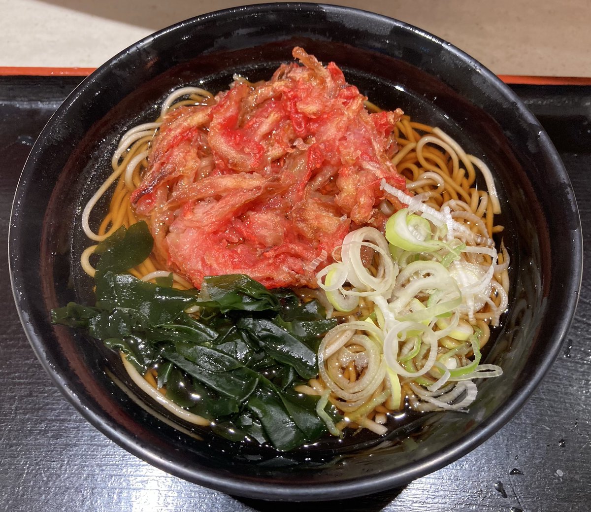 sobalog's tweet photo. 富士そば 川崎西口店
紅生姜天そば 600円 https://t.co/Gx8x8uwyRZ