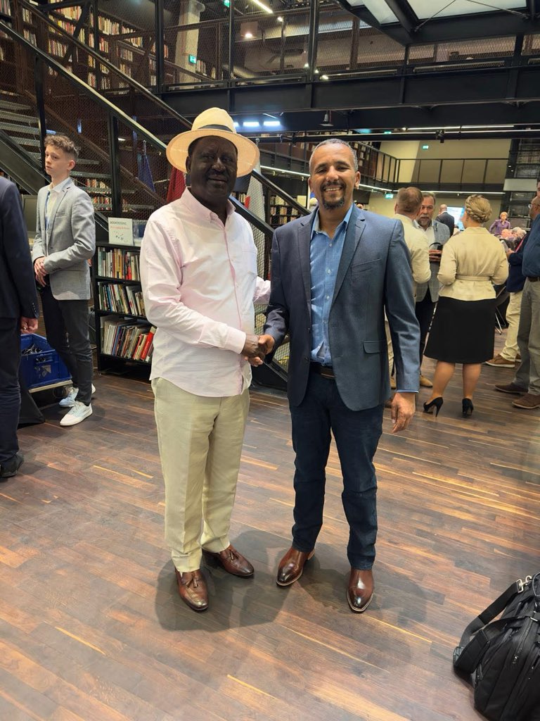 Jawar_Mohammed's tweet image. I am deeply saddened by the passing of Raila Odinga, a towering figure in Kenyan and African politics. He devoted his entire life to the struggle for democracy in Kenya and paid a heavy price for it. His unwavering belief in democracy, as both a guiding value and a way to manage…