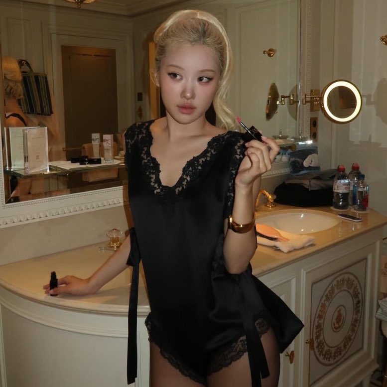 “APT.” is expected to rank at #9 on the Billboard Hot 100 Year-End chart (2025). ROSÉ could've become the first K-pop act to land inside the top 10 in history.