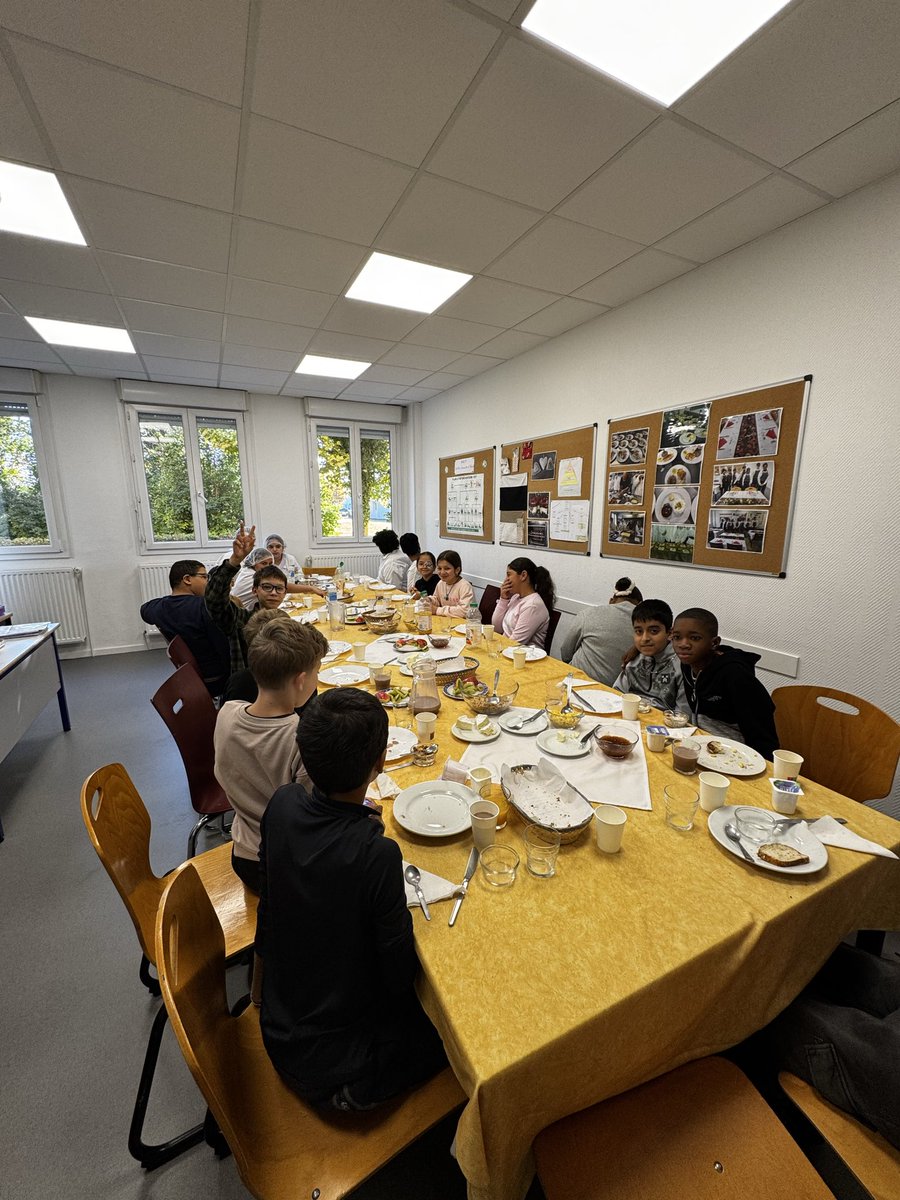 BertrandPabst's tweet photo. 🤝 Ce matin, les 4e SEGPA du collège Hans Arp ont régalé les 6e SEGPA avec un petit déjeuner équilibré préparé avec soin 🥐🍊
Apprendre, partager et savourer ensemble : un beau moment de cohésion et de convivialité !
@acstrasbourg
#Collège #ClimatScolaire #Éducation #Strasbourg https://t.co/8YZzHdkSbm