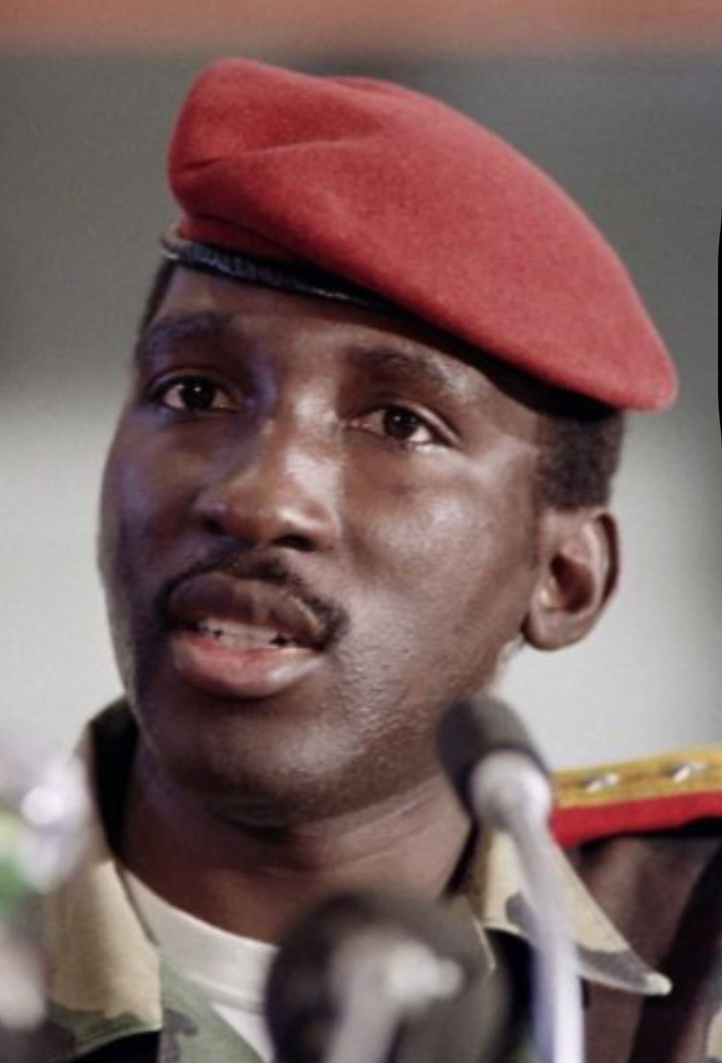 15 Octobre 1987, assassinat de Thomas #Sankara par la France.
Parce qu'il avait appelé qqs mois auparavant à un front uni des pays d'Afrique pour ne pas rembourser la dette. Tout le monde l'ignore mais les pays Africains sont nés avec une dette coloniale, un boulet au pied.