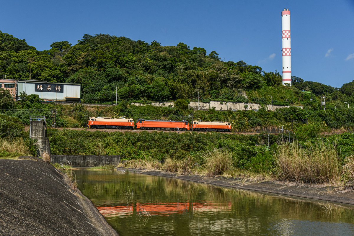 E502廃車回送(X)
富岡入場修復配給(O)

今年1月、E502が七堵で出庫時に脱線し、本日は2台のGE機関車に挟まれて富岡基地へ回送されました。しかし損傷が大きく、修復できるかは不明です

2025.10.15. 8785次(E416+E502+E231)  山佳=鶯歌